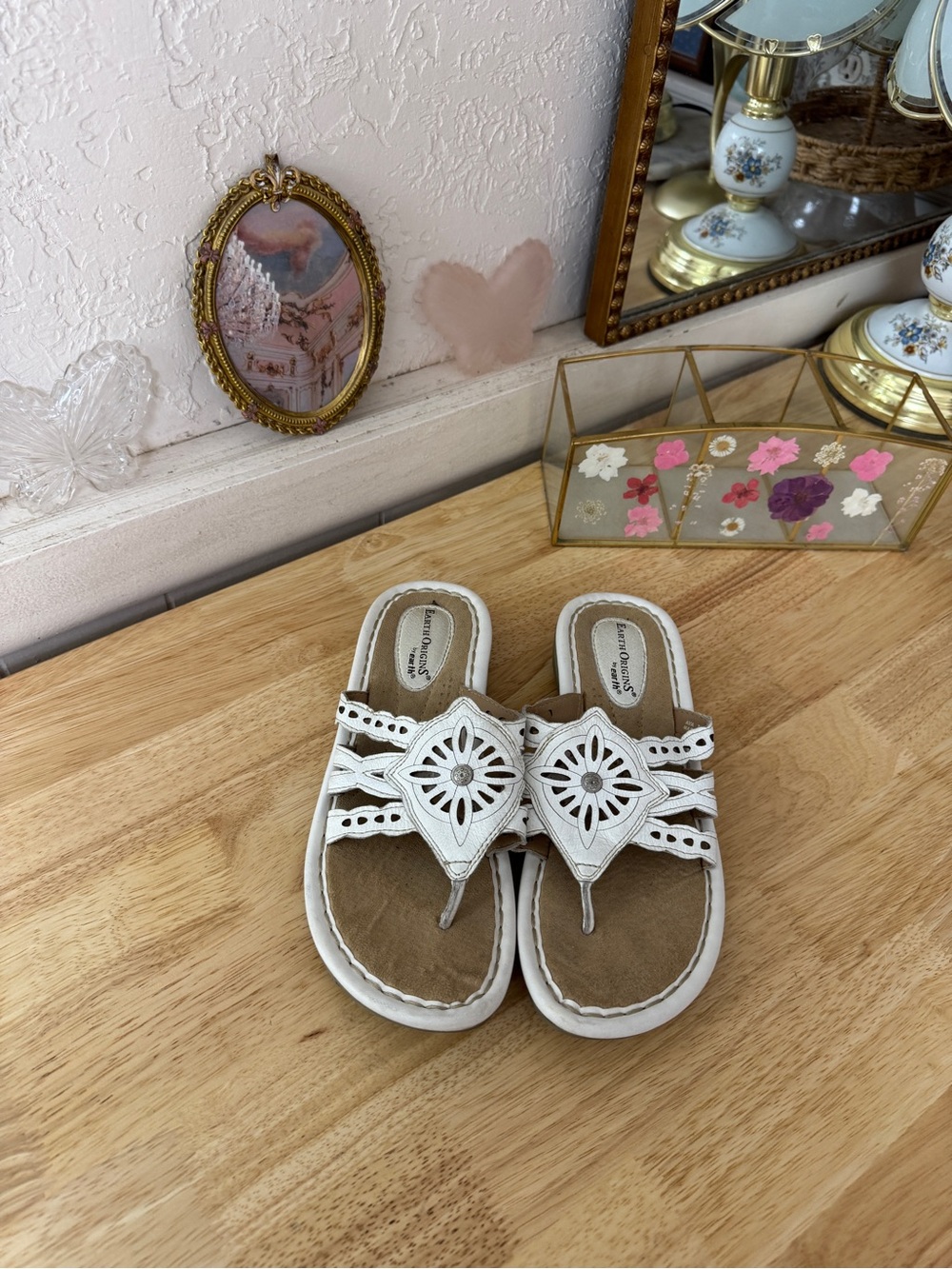 Whimsical Earth Origins White Leather Cutout Thong Sandals Size 7.5 Y2K Indie